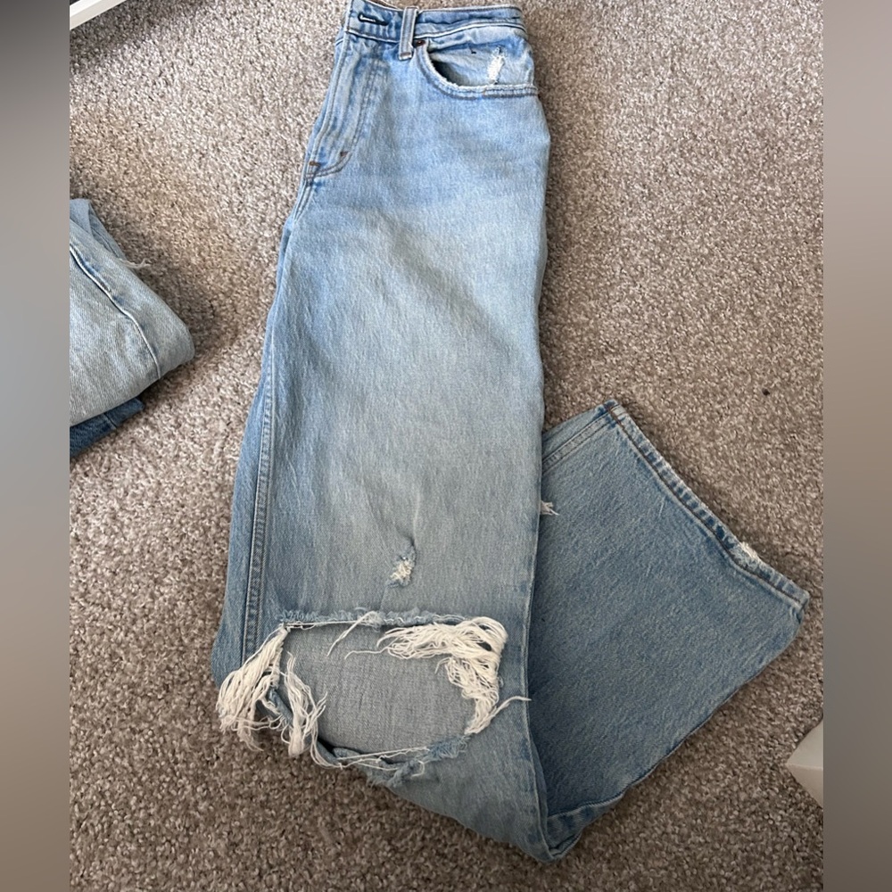 Abercrombie relaxed fit Jean with knee rips